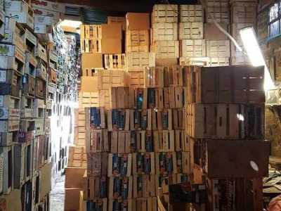 Montagne di cassette che sembrano pronte per creare un gigantesco fal�: impilate l�una sull�altra quasi ad incastro vanno a creare grattacieli che toccano il soffitto (Foto di Alessandra Anaclerio)